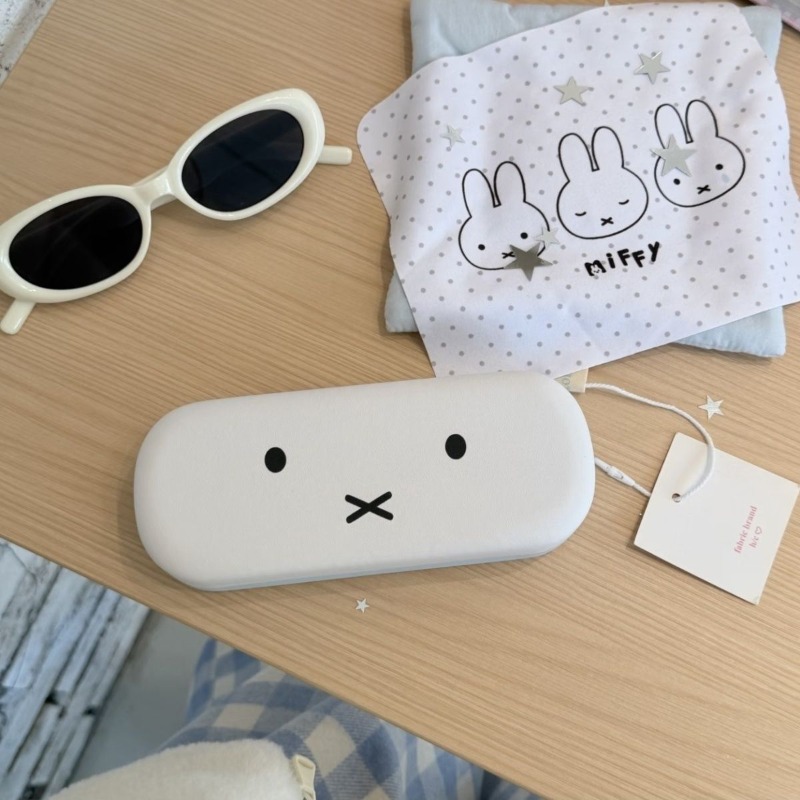 Cartoon Miffy Rabbit, süßes un – Airtag Holder Case Bewertung und Preis